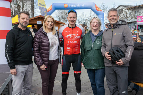 Burgenland Tourismus-CMO Kurt Kaiser, Landesrätin Daniela Winkler, Veranstalter Daniel Döller, Podersdorf Bürgermeisterin Michaela Wohlfart und Tourismusverband Nord-Geschäftsführer Patrik Hierner beim heutigen Anradeln in Podersdorf am See.