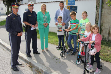 Landesrätin Daniela Winkler, Polizeidirektor Martin Huber, Chefinspektor Johann Reisner und Vizebürgermeister Andreas Rotpuller mit Kindern der Volksschule Trausdorf