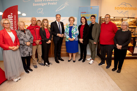 Sozial-Landesrat Dr. Leonhard Schneemann (6.v.l.) und Volkshilfe Burgenland-Präsidentin Verena Dunst (7.v.l.), Volkshilfe Burgenland-Stellvertretender Geschäftsführer Patrick Gober (9.v.l.), Sonnenmarkt Oberpullendorf-Leiterin Susanna Weidinger (8.v.l.) sowie mit Mitarbeiterinnen und Mitarbeitern des Sonnenmarktes in Oberpullendorf.
