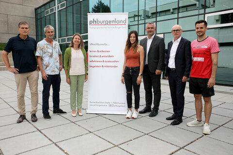 (v.l.): HS-Prof. Mag. Dr. Klaus Novak (Leitung Institut für Fortbildung und Beratung, PPH Burgenland), Universitäts-Professor Dr. Hans Peter Hutter, PPH-Rektorin Mag.a Dr.in Sabine Weisz, Olympiasiegerin Julia Dujmovits, Sportlandesrat Mag. Heinrich Dorner, Vizerektor HS-Prof. Mag. Dr. Herbert Gabriel (PPH Burgenland) und Olympiateilnehmer und Staatsmeister Luka Wraber (Badminton) beim KUZ Mattersburg