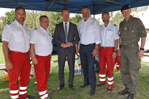 Landeshauptmann Hans Peter Doskozil, Landeshauptmann-Stellvertreter Johann Tschürtz und Militärkommandant Gernot Gasser mit dem Präsidenten der Wasserrettung Burgenland, Stefan Ferschich, seinem Vizepräsidenten Ernst Schügerl und Landeseinsatzleiter