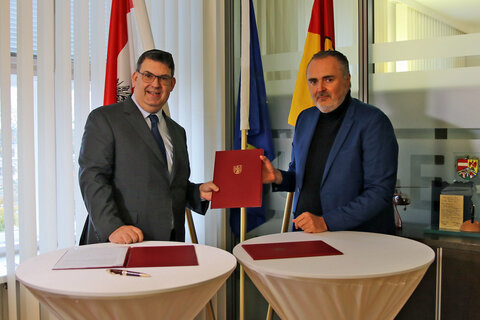 LH Hans Peter Doskozil und IKG-Präsident Oskar Deutsch bei der Vertragsunterzeichnung zur Übergabe des Jüdischen Zentralarchivs an die Israelitische Kultusgemeinde Wien.