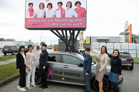 Landeshauptmann-Stellvertreterin Mag.a Astrid Eisenkopf (2.v.r.) enthüllte gemeinsam mit Krebshilfe Burgenland-Geschäftsführerin Mag. Andrea Konrath (r.) sowie Elisabeth Schranz, Michaela Klein, Michaela Eberhardt und Alexandra Sulyok (v.l.) die neue Folie auf der LED-Werbewand.