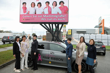 Landeshauptmann-Stellvertreterin Mag.a Astrid Eisenkopf (2.v.r.) enthüllte gemeinsam mit Krebshilfe Burgenland-Geschäftsführerin Mag. Andrea Konrath (r.) sowie Elisabeth Schranz, Michaela Klein, Michaela Eberhardt und Alexandra Sulyok (v.l.) die neue Folie auf der LED-Werbewand.