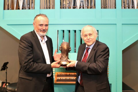 Landeshauptmann Mag. Hans Peter Doskozil und der ausgezeichnete Dirigent Adam Fischer mit dem ersten Joseph Haydn Preis des Konservatoriums (v.l.n.r.);
