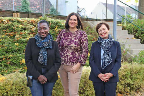 Agrarreferentin LH-Stv.in Mag.a Astrid Eisenkopf mit ihren Besucherinnen im Hof der Landwirtschaftlichen Fachschule Eisenstadt