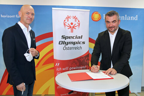 Sportlandesrat Heinrich Dorner und Jürgen Winter, Präsident Special Olympics Österreich, gaben Details zu den Nationalen Sommerspiele 2022 im Burgenland bekannt und unterzeichneten den entsprechenden Vertrag Sportlandesrat Heinrich Dorner und Jürgen Winter, Präsident Special Olympics Österreich, gaben Details zu den Nationalen Sommerspiele 2022 im Burgenland bekannt und unterzeichneten den entsprechenden Vertrag. Für das Maskottchen der Veranstaltung wird noch ein Name gesucht.
