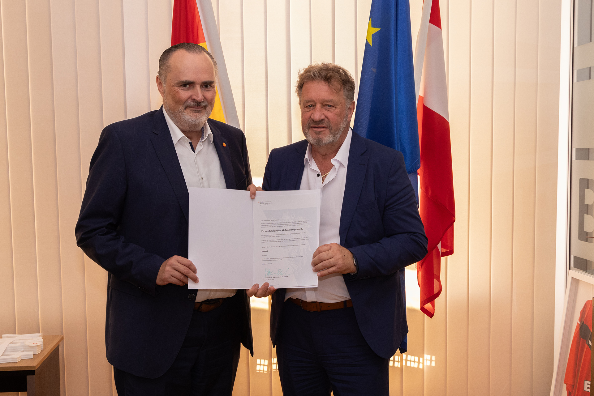 Dekretübergabe an Bildungsdirektor Lehner