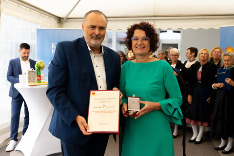Landeshauptmann Doskozil überreichte Kettner das „Große Silberne Ehrenzeichen des Landes Burgenland“. © LMS/Stefan Wiesinger Kettner_Gasz: . © Gesundheit Burgenland