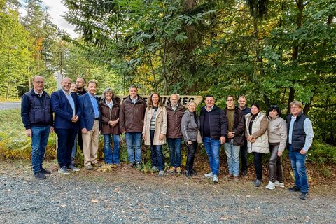 Landeshauptmann-Stellvertreterin Anja Haider-Wallner bei der Eröffnung des Walderlebniswegs mit dem Lockenhauser Bürgermeister Michael Kefeder, Engelbert Kenyeri, Obmann des Naturpark Geschriebenstein-Írottkö, LK-Präsident Nikolaus Berlakovich und weiteren Vertretern der Naturparke und des Gemeinderats