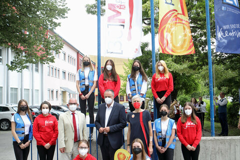 Landeshauptmann Hans Peter Doskozil mit Direktor Prof. Mag. Dr. Aristoteles Papajanopulos und Fachvorständin StR Mst.in Dipl.-Päd. Anita Mareich-Kreimer, BEd, mit Schülerinnen der HBLA Oberwart.