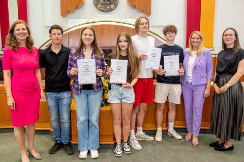 Konsument:innenenschutzreferentin Landeshauptmann-Stellvertreterin Anja Haider-Wallner, Bildungslandesrätin Mag.a (FH) Daniela Winkler und Sophie Huber von der Schuldenberatung Burgenland mit einigen erfolgreichen Absolventinnen und Absolventen des „Finanzführerscheins“.