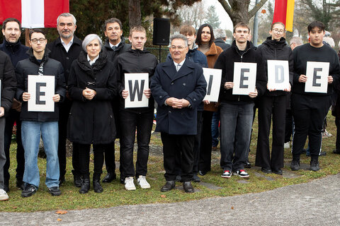 Schülerinnen und Schüler des Gymnasiums Oberschützen im Gedanken für die ermordeten Roma und Sinti beim Mahnmal in Lackenbach.