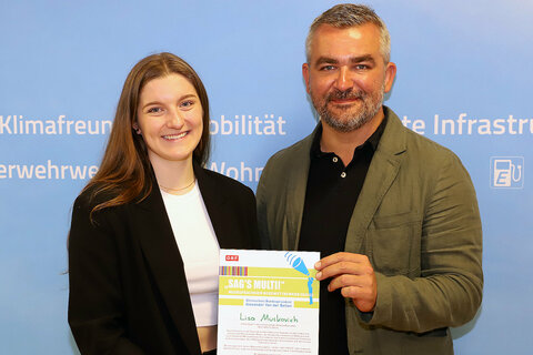 Landesrat Mag. Heinrich Dorner (r.) gratulierte Lisa Muskovich (l.) zu ihrer Auszeichnung als Preisträgerin beim ORF-Redewettbewerb "Sag´s multi".