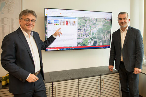 Landesrat Heinrich Dorner und der Geschäftsführer der Wirtschaftsagentur Burgenland, Mag. Michael Gerbavsits, präsentierten die neue Plattform für leerstehende Büroflächen und freistehende Hallen als Maßnahme zur Eindämmung der Bodenversiegelung