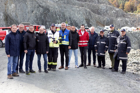 Landesrat Mag. Heinrich Dorner (6.v.l.) mit Landesfeuerwehrkommandant-Stellvertreter und Bezirkskommandant von Oberpullendorf LBDS Martin Reidl (5.v.l.), Landtagsabgeordneten, Bürgermeister von Markt St. Martin Jürgen Karall (3.v.l.) sowie weiteren Beteiligten im Zuge der Katastrophenübung.