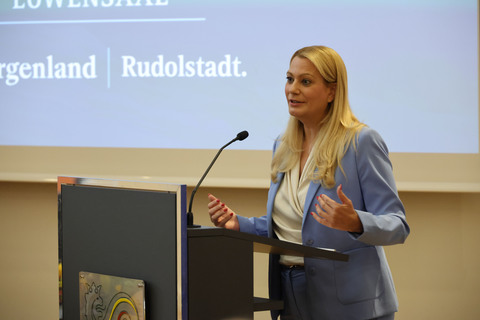 Landesrätin Daniela Winkler spricht beim Festakt im Rathaus von Rudolstadt.