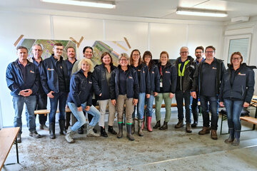 Mag.a  Ulrike Zschech (m., 8.v.l.), Referatsleiterin des Referates Sicherheit und Ordnung, Gemeinden, Verkehr der Bezirkshauptmannschaft Neusiedl am See mit ihrem MitarbeiterInnenstab beim Einsatz vor Ort beim Nova Rock