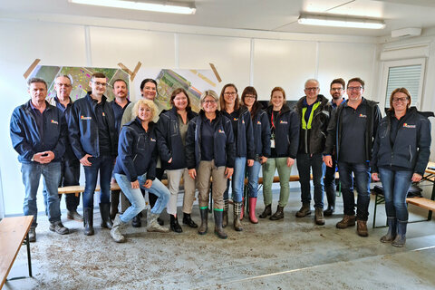 Mag.a  Ulrike Zschech (m., 8.v.l.), Referatsleiterin des Referates Sicherheit und Ordnung, Gemeinden, Verkehr der Bezirkshauptmannschaft Neusiedl am See mit ihrem MitarbeiterInnenstab beim Einsatz vor Ort beim Nova Rock