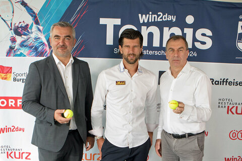 Sportlandesrat Mag. Heinrich Dorner mit Hausherr Günter Kurz (v.l.) sowie dem Sportlichen Leiter des Österreichischen Tennisverbandes (ÖTV) Jürgen Melzer (Mitte).