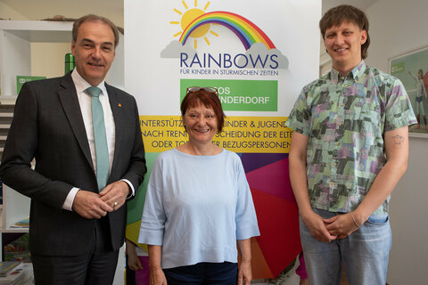 Soziallandesrat Dr. Leonhard Schneemann informierte mit Mag.a Dagmar Bojdunyk-Rack, Geschäftsführerin Rainbows Österreich und Moritz Kirschner, BA, Landesleitung Rainbows Burgenland und SOS Mobil, über die Arbeit bei Rainbows Burgenland