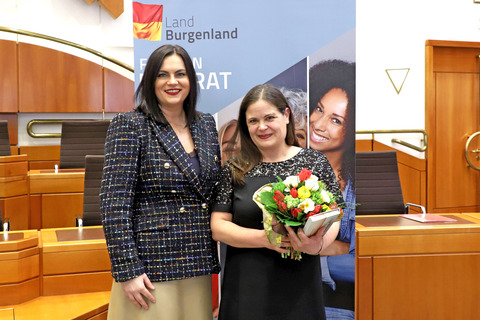 Landeshauptmann-Stellvertreterin Mag.a Astrid Eisenkopf (links im Bild) mit Birgit Stephan (2. Preisträgerin beim Rosa Jochmann Preis 2022)