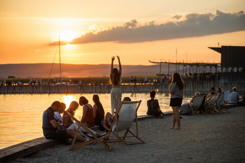 Das See Opening 2025 im Burgenland hat einmal mehr seine Bedeutung als Saisonauftakt unter Beweis gestellt. Trotz durchwachsenen Wetters am ersten Wochenende und eines verregneten Sonntags zum Abschluss genossen heuer wieder mehr als 45.000Besucher:innen das vielfältige Programm und die einzigartigen Kulissen des Neusiedler Sees und Neufelder Sees.
