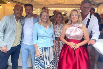 ip-media-Gesellschafter und „Starnacht“-Veranstalter Martin Ramusch, Burgenland-Tourismus-Geschäftsführer, Landesrätin Daniela Winkler, Mörbischs Bürgermeisterin Bettina Zentgraf und das „Starnacht“-Moderatorenduo Barbara Schöneberger und Hans Sigl.