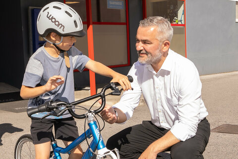 Landesrat Heinrich Dorner und URFIT-Gewinner Daniel Gettler mit seinem neuen Fahrrad.