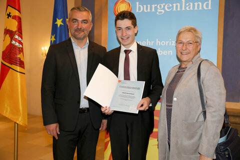 Landesrat Heinrich Dorner mit der Preisträger Jakob Herowitsch und der Pädagogin Mathilde Gebert