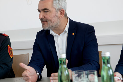 Für Landesrat Feuerwehrreferent Mag. Heinrich Dorner macht das Vorzeigeprojekt Kinder mit dem Thema Brandschutz vertraut. Es wird so bereits bei Volksschülern das Interesse für die Feuerwehr geweckt.