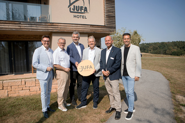 Bürgermeister Erich Trummer, Landeshauptmann außer Dienst Hans Niessl, Landesrat Heinrich Dorner, JUFA-Geschäftsführer und Vorstandsvorsitzender Gerhard Wendl, JUFA-Neutal Direktor Alfred Tiwald und Burgenland Tourismus-Geschäftsführer Didi Tunkel (v.l.) vor dem JUFA-Hotel in Neutal.
