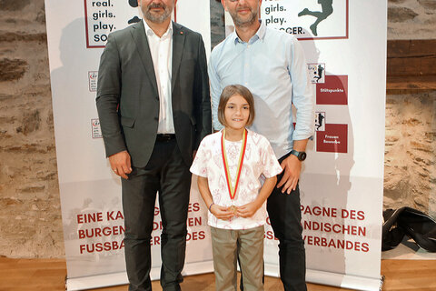 Sportlandesrat Heinrich Dorner mit Siegerin Naomi Supper sowie Claus Pinter (Mädchentrainer der SPG Oberloisdorf).