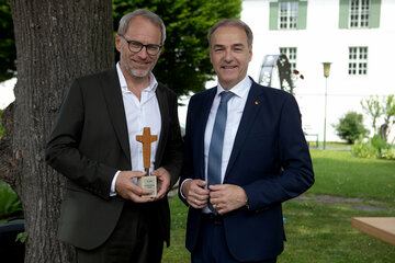 Landesrat Dr. Leonhard Schneemann überreichte im Zuge der 75-Jahresfeier der Landesberufsschule Pinkafeld Direktor BD Dipl.Päd. Ing. Wilhelm Pfeiffer (v.r.) ein Präsent.
