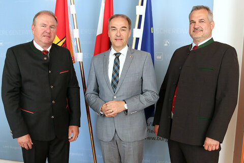 Roman Bunyai wurde von LR Schneemann als neuer Landesjägermeister angelobt. V.l. KommR Anton Putz, LR Dr. Leonhard Schneemann, Fö Ing. Roman Bunyai
