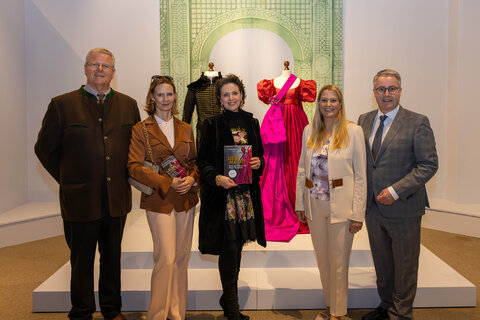 Besichtigten die Ausstellung: (v.l.) Markus Graf zu Königsegg-Aulendorf, Filippa Königsegg-Aulendorf, Katrin Unterreiner (Kuratorin), Landesrätin Daniela Winkler, LAbg. Bürgermeister Markus Ulram.