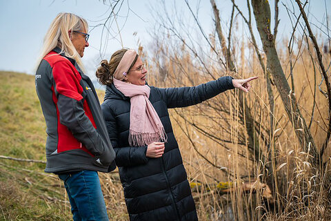 Landeshauptmann-Stellvertreterin Anja Haider-Wallner mit Silvia Strauch beim Besuch des Bibermanagements des Naturschutzbunds Burgenland in Eisenstadt.