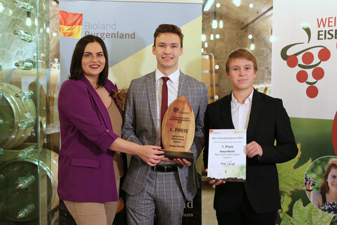 LH-Stv.in Astrid Eisenkopf mit den 1. Preisträgern Josua Marth und Sebastian Anderseka