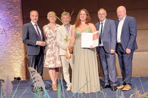 Landesrat Leonhard Schneemann gratulierte den Preisträgerinnen und Preisträgern.