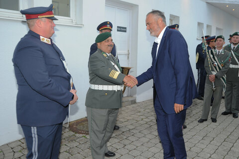 Landeshauptmann Hans Peter Doskozil dankte den Kapellmeistern Johannes Biegler von der Polizeimusik Burgenland und Hans Miertl von der Militärmusik Burgenland für ihre Mitgestaltung der Gala.