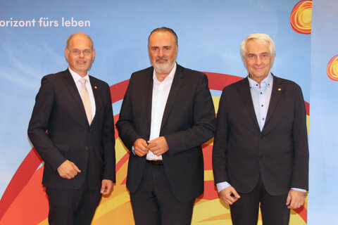 Der neue kaufmännische Geschäftsführer der Gesundheit Burgenland, Mag. Franz Jürgen Öller, MBA, MPH, Landeshauptmann Mag. Hans Peter Doskozil und der medizinische Geschäftsführer der Gesundheit Burgenland, Univ.-Prof. Dr. Stephan Kriwanek.