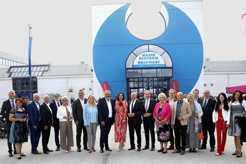 Landtagspräsidentin Verena Dunst (8.v.r.), Landeshauptmann Hans Peter Doskozil (9.v.l.), Landeshauptmann-Stellvertreterin Astrid Eisenkopf (10.v.l.), Landesrat Leonhard Schneemann (9.v.r.), Landesrat Heinrich Dorner (7.v.l.), Landtagsabgeordneter Wolfgang Sodl (3.v.l.) sowie Bürgermeister Georg Rosner (11.v.l.) und Vizebürgermeister Michael Leitgeb (4.v.l.) sowie weiteren Ehrengästen vor der Halle der Inform Oberwart.