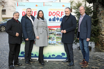 Landeshauptmann Mag. Hans Peter Doskozil (r.) und Landeshauptmann-Stellvertreterin Mag.a Astrid Eisenkopf (3.v.l.) gratulierten gemeinsam mit WHR DI Wolfgang Wallner (l., Referat Dorfentwicklung, Land Burgenland) der Stadtgemeinde Stadtschlaining mit Bürgermeister Mag. Markus Szelinger (2.v.l.) und Werner Glösl (r., Tourismusverband) zum Europäischen Dorferneuerungspreis.