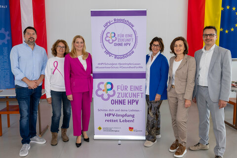 Dr. Martin Krizmanits, Schularzt der BHAK/BHAS Eisenstadt, Dr.in Susanne Kunz, LRin Mag.a (FH) Daniela Winkler, Pink-Ribbon-Botschafterin Àgnes Ottrubay, Mag.a Andrea Konrath, Geschäftsführerin der Österreichischen Krebshilfe Burgenland, und Mag. Reinhard Gaul, Direktor der BHAK/BHAS Eisenstadt.
