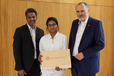 LH Hans Peter Doskozil und Melby Joseph mit Pfarrer Sebastian Edakarottu, Mitarbeiter des Bischofs unser direkter Kontakt in die indische Partnerdiözese Kanjirappaly