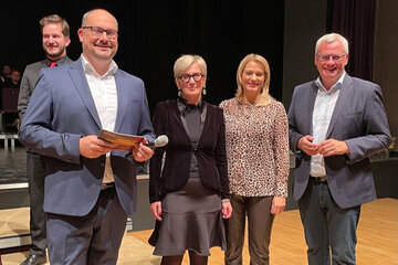Dr. Mag. Petra Pani, Vorstandsdirektorin der Raiffeisenlandesbank Burgenland, mit Landesrätin Mag. (FH) Daniela Winkler und Bürgermeister Mag. Thomas Steiner beim Festival der Landesjugendchöre 2021