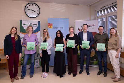 Neue Mitglieder des ÖKOLOG-Schulnetzwerkes erhielten eine ÖKOLOG-Plakette überreicht.