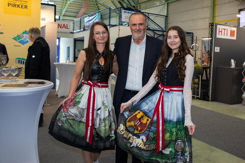 Landeshauptmann Hans Peter Doskozil mit Damen im Burgenland-Dirndl am Stand der Firma Kommunalvertrieb Pirker.
