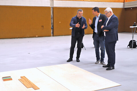 (v.l.n.r.) Landesrat Dorner, Obmann Knor und Bürgermeister Steiner bei der Baustellenbesichtigung