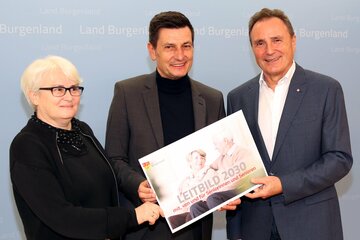 Soziallandesrat Christian Illedits präsentierte gemeinsam mit dem Vorsitzenden des Landesseniorenbeirates LR.a.D. Helmut Bieler und der Projektkoordinatorin Cornelia Krajasits vom ÖIR-Projekthaus das neue burgenländische Leitbild für die ältere Generation.